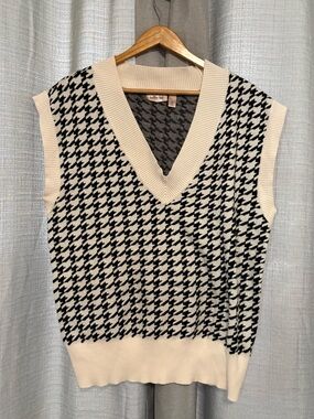 Willow Root Women’s Houndstooth Sweater Vest (VR)